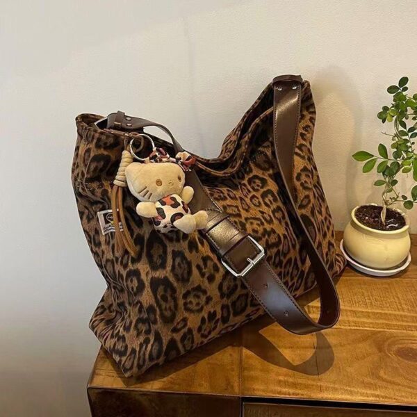 This year's popular leopard print large-capacity bag women's 2024 new autumn versatile cross-body bag commuter one-shoulder bucket bag